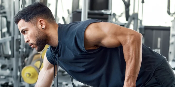 A man working out in the gym after taking one of the best multivitamins
