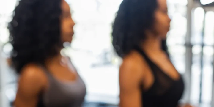 Two women working out on a gym with the influence of mass gainer