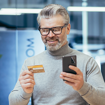 A person smiling while ordering vegan nootropic online