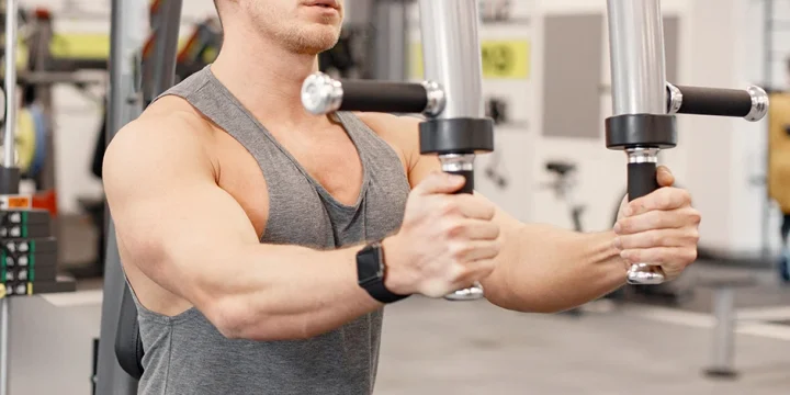 A man who uses Daily Burn for his workout